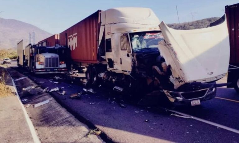 Choque de tráileres en la autopista Siglo XXI; sin lesionados