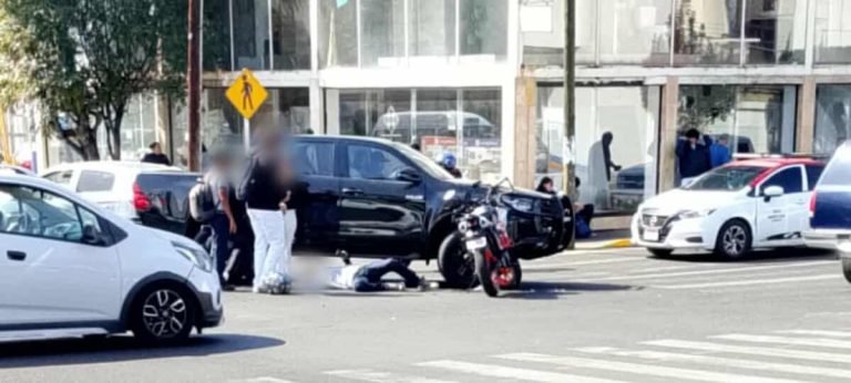 Se registra choque entre moto y camioneta en Calzada Ventura Puente de Morelia