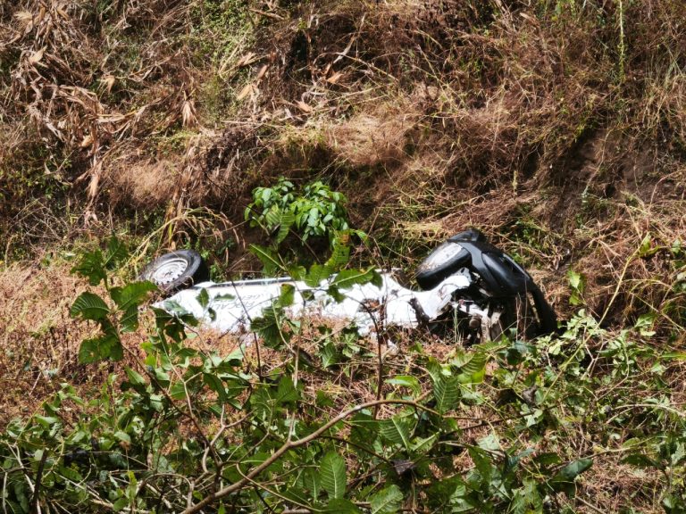 Vuelca camioneta de FGE que se dirigía a  Coahuayana; hay dos elementos heridos
