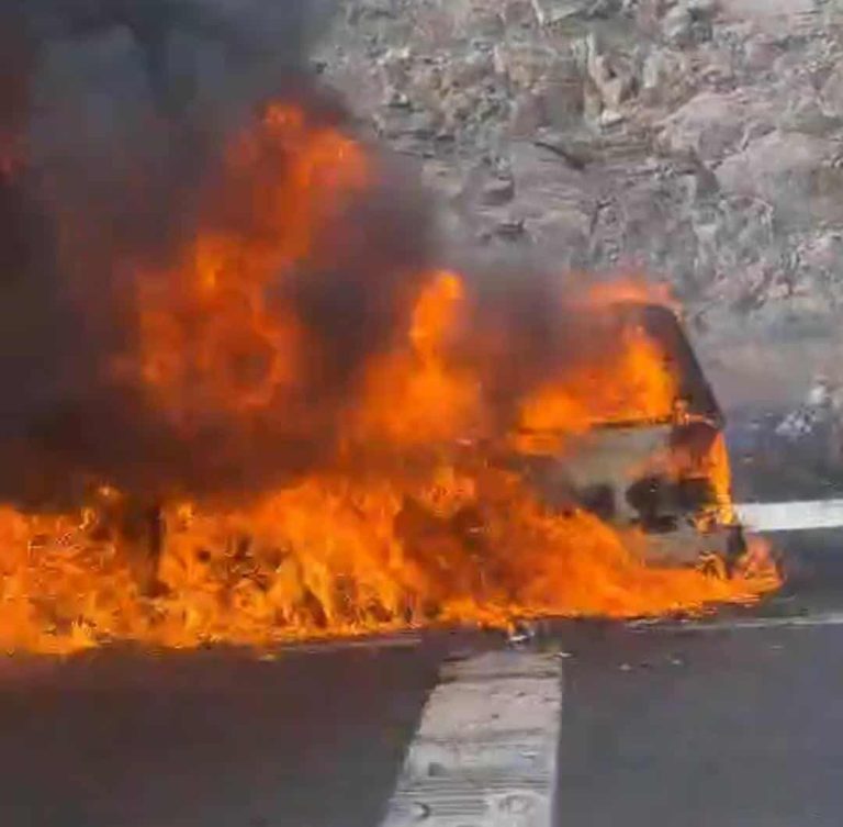 Vehículo se incendia en la autopista Pátzcuaro-Cuitzeo