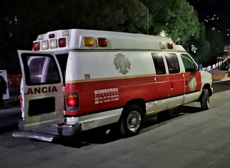 Agente vial de Zitácuaro balea a pareja en motocicleta; una joven fallece