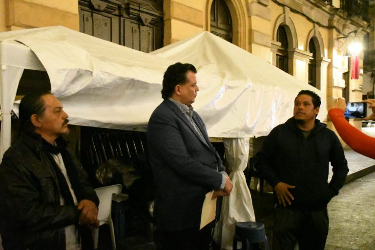 Memo Valencia exhibe la indolencia de las autoridades estatales al no atender a manifestantes en el Congreso del Estado