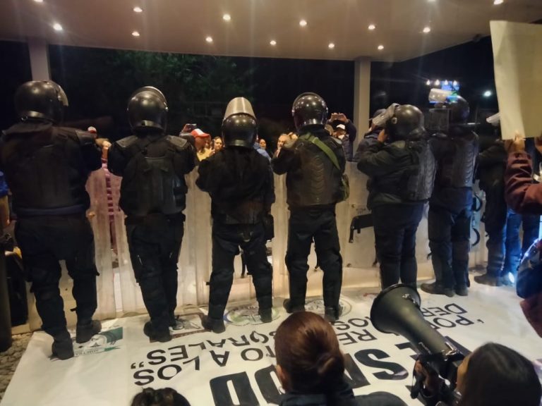 Refuerzan seguridad en hotel donde sesionan diputados, tras irrupción de sindicatos de Salud 