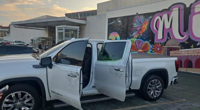 Roban rifle AR-15 y otros objetos de la camioneta del alcalde de Los Reyes, en Morelia