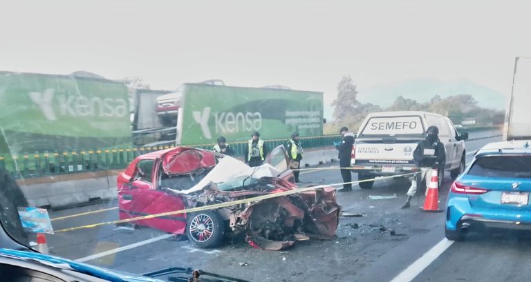 Automovilista muere tras fuerte choque por alcance en la autopista Siglo XXI