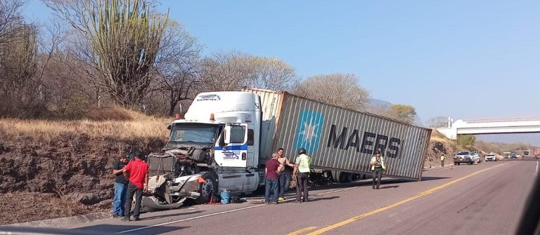 Accidente de tractocamión moviliza a cuerpos de auxilio en la autopista Siglo XXI