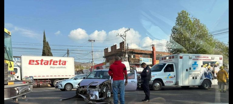 Accidente vehicular deja dos heridos en la avenida Madero Poniente de Morelia 