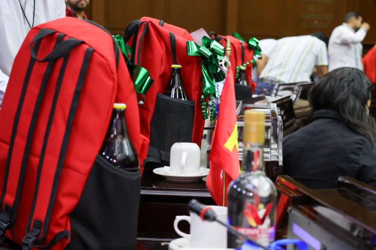 Mochila roja y caguama incluida, Memo Valencia entrega su kit estrella a diputados