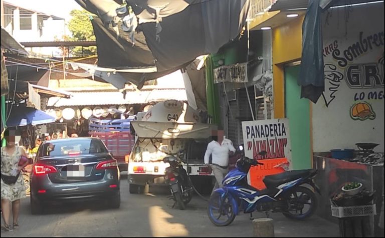 Protección Civil frena abastecimiento irregular de gas LP en mercado de Huetamo