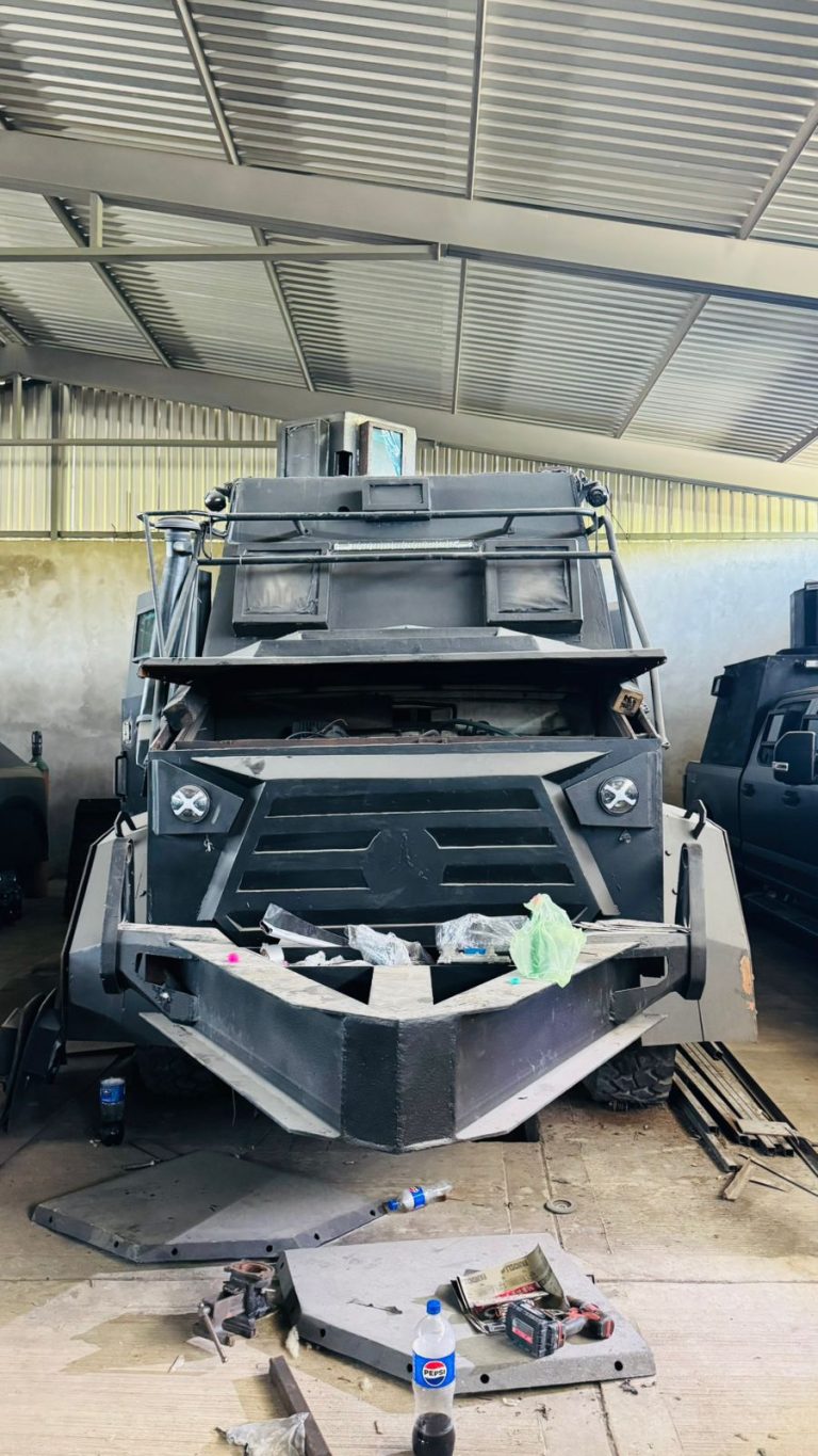 Aseguran en Coahuayana presunta bodega para fabricación de vehículos blindados