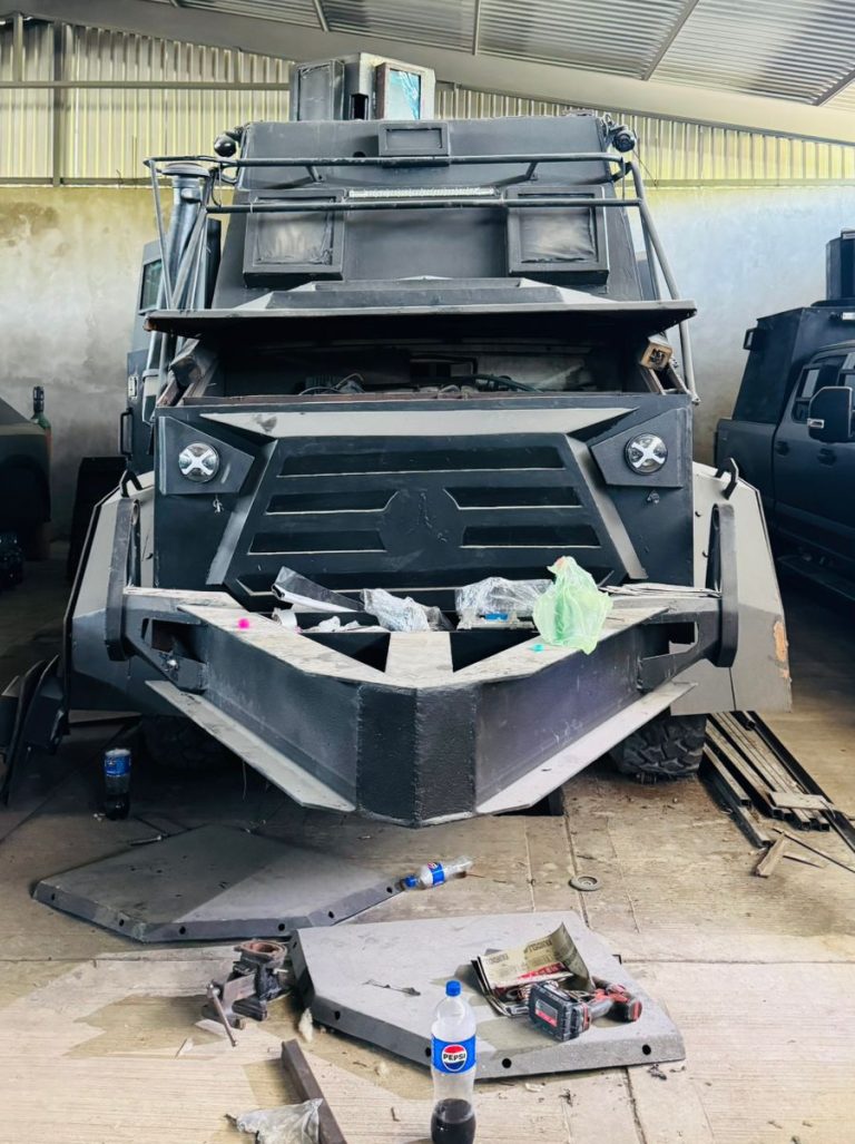 Aseguran en Coahuayana presunta bodega para fabricación de vehículos blindados