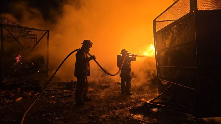 Arde recicladora en la colonia Los Ángeles, Morelia