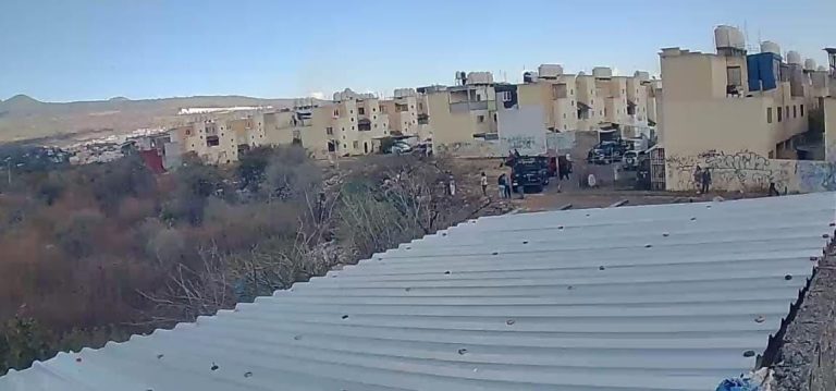 Hallan a hombre muerto y colgado de un árbol, entre los fraccionamientosVillas del Pedregal y La Hacienda, Morelia 