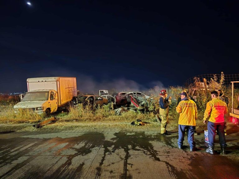 Se registra incendio en deshuesadero de vehículos al norte de Morelia 
