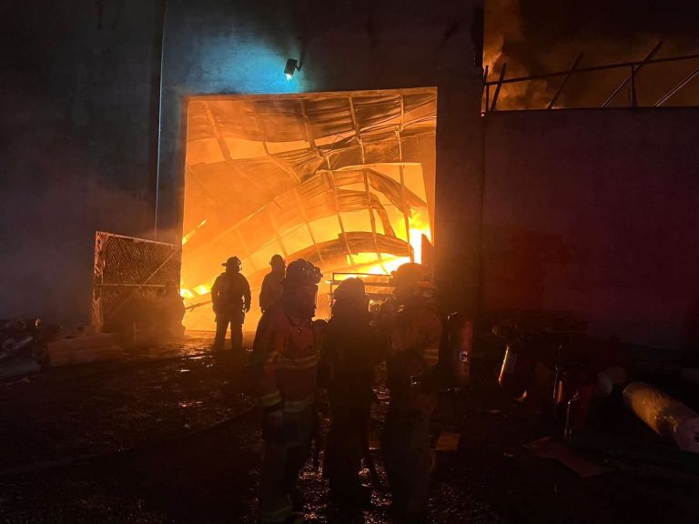 Arde fábrica de plásticos en Chavinda
