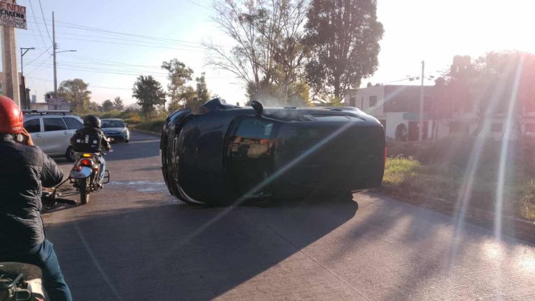 Volcadura de camioneta deja a mujer herida al norte de Morelia 