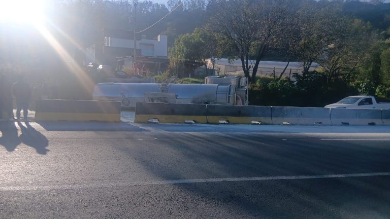 Vuelca trailer pipa, en la Morelia – Pátzcuaro; se reportan 4 lesionados