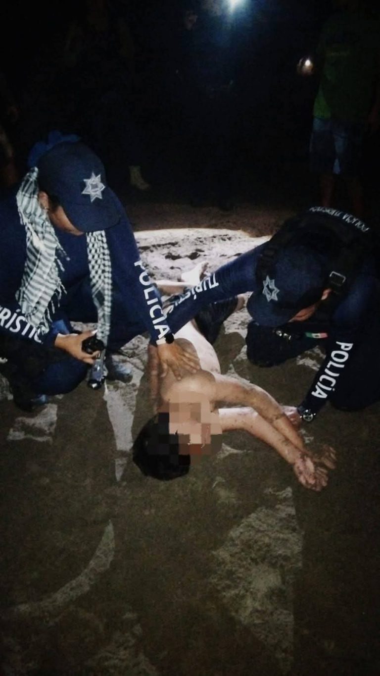 Rescatan a menor de morir ahogado en playa de Lázaro Cárdenas