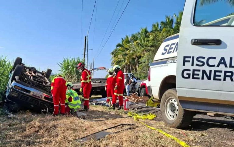 Volcadura de camioneta deja un muerto en Tacámbaro