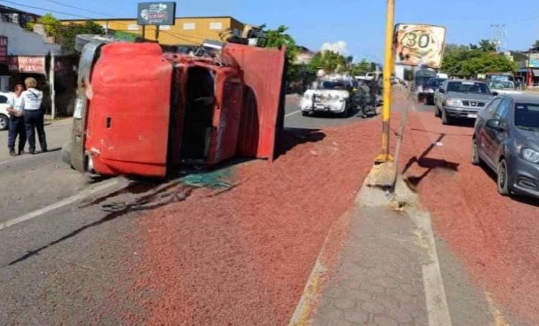 Vuelca camión de carga en Nueva Italia