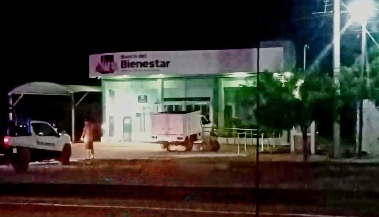 Camioneta choca y termina dentro del Banco del Bienestar de Múgica
