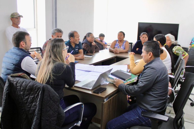 Atiende ayuntamiento a vecinos de colonias 10 de Junio y Rubén Jaramillo