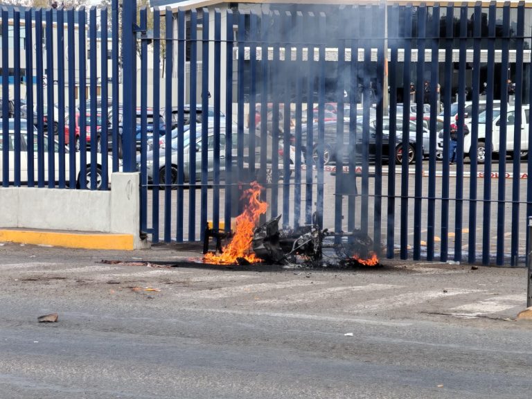 Comuneros de Carapan queman motopatrulla de la GC afuera de la FGE en Morelia