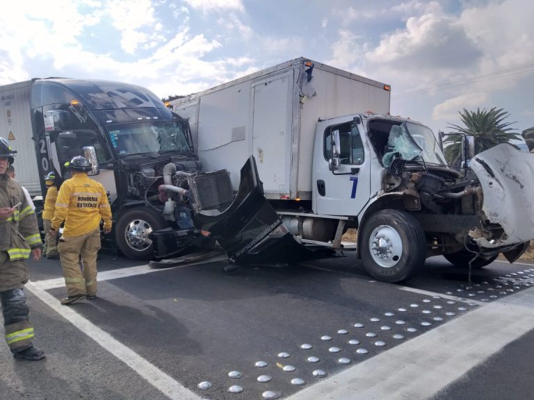 Se registra choque entre tráiler y camión de carga en la Morelia-Pátzcuaro