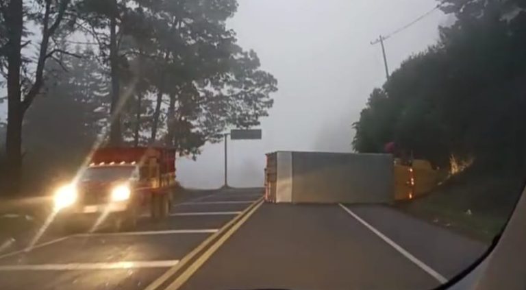 Se registran dos volcaduras, en distintos puntos del municipio de Uruapan