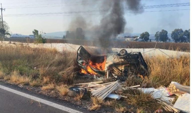 Arde camioneta tras volcar sobre la carretera Maravatío-Taranda
