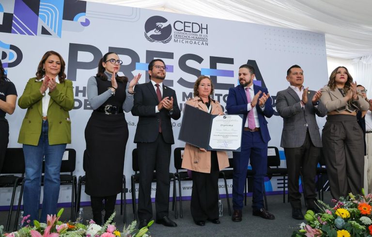 Recibe presea de Derechos Humanos madre de Jessica Villaseñor, por su lucha para lograr justicia