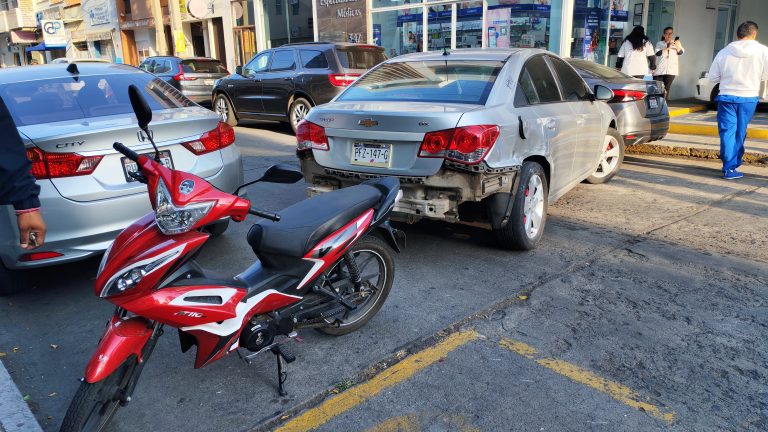 Mujer es atropellada por auto que fue embestido por un camión, en Zamora