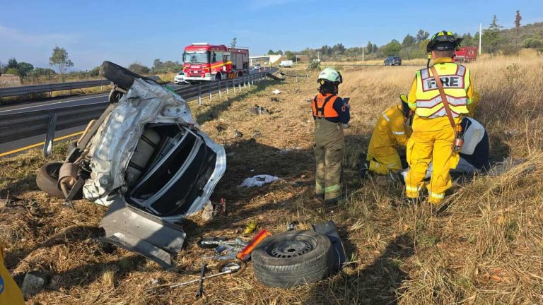 Vuelca taxi sobre la Morelia–Pátzcuaro; hay 2 heridos