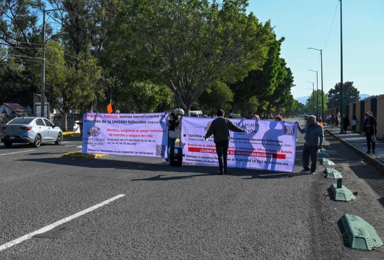Bloquean Rectoría deudos de profesores de UMSNH fallecidos, exigiendo el pago de sus prestaciones