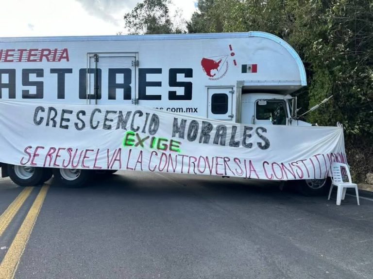 Comuneros de Crescencio Morales detienen el paso en la autopista como en la vía libre en la Zitácuaro-Toluca