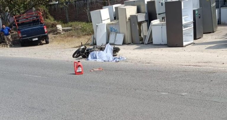 Motociclista derrapa y muere en el Libramiento de Las Guacamayas