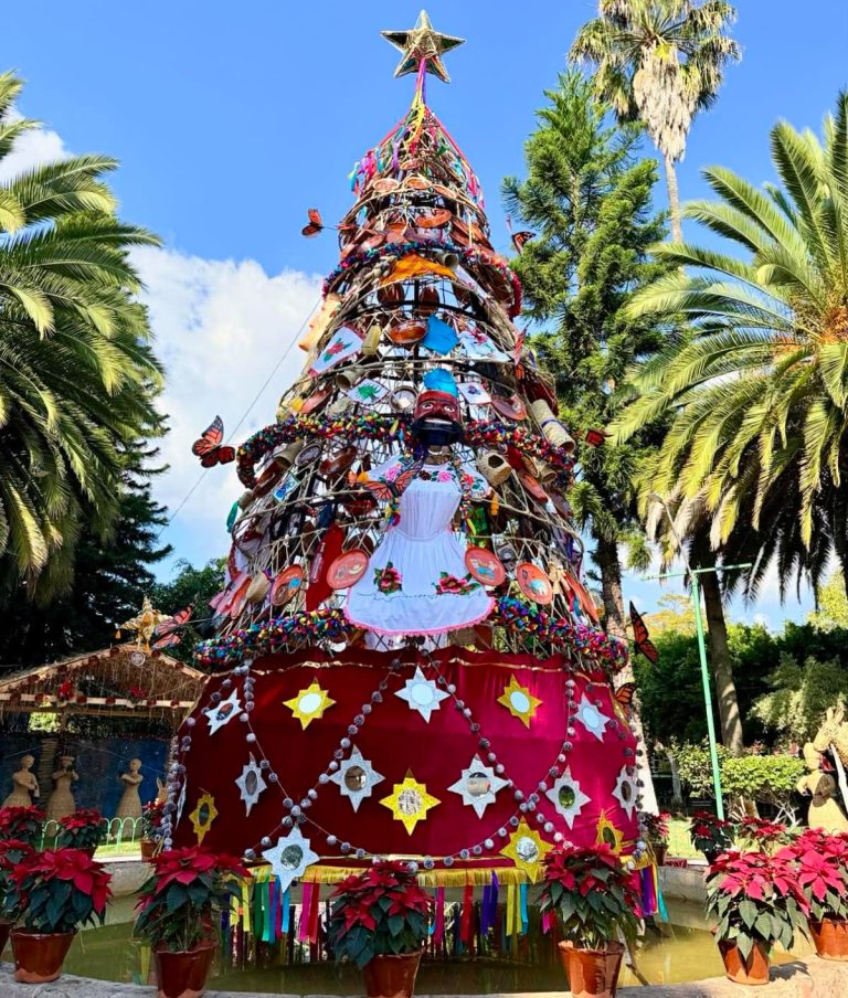 El espíritu navideño llegó a la plaza principal de Erongarícuaro con su árbol artesanal