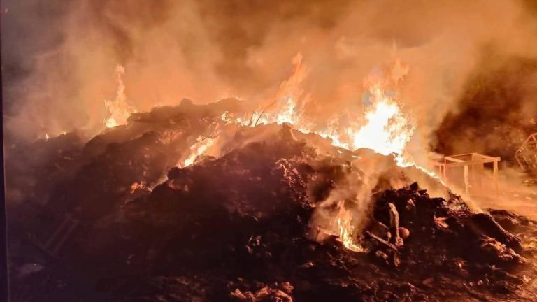 Incendio en recicladora de Uruapan habría sido provocado con bombas molotov