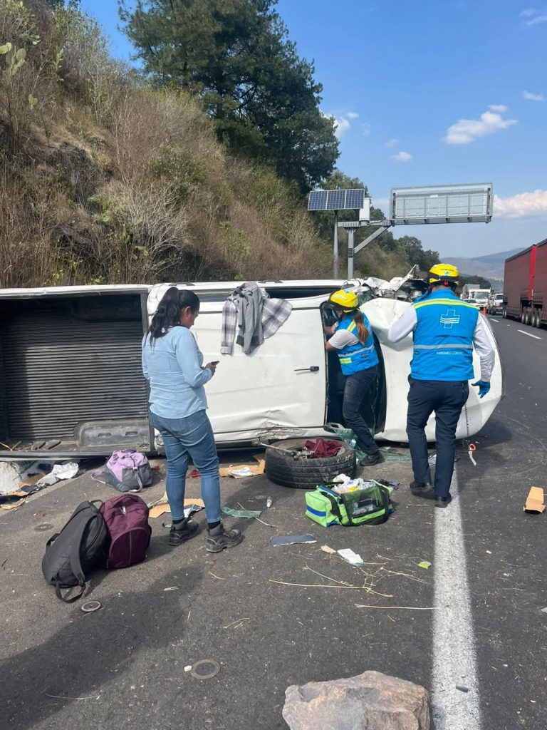 Volcadura moviliza a cuerpos de emergencia en la Siglo XXI; conductor lucha por su vida