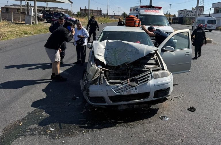 Choque entre automóvil y maquinaria agrícola deja un lesionado en La Piedad