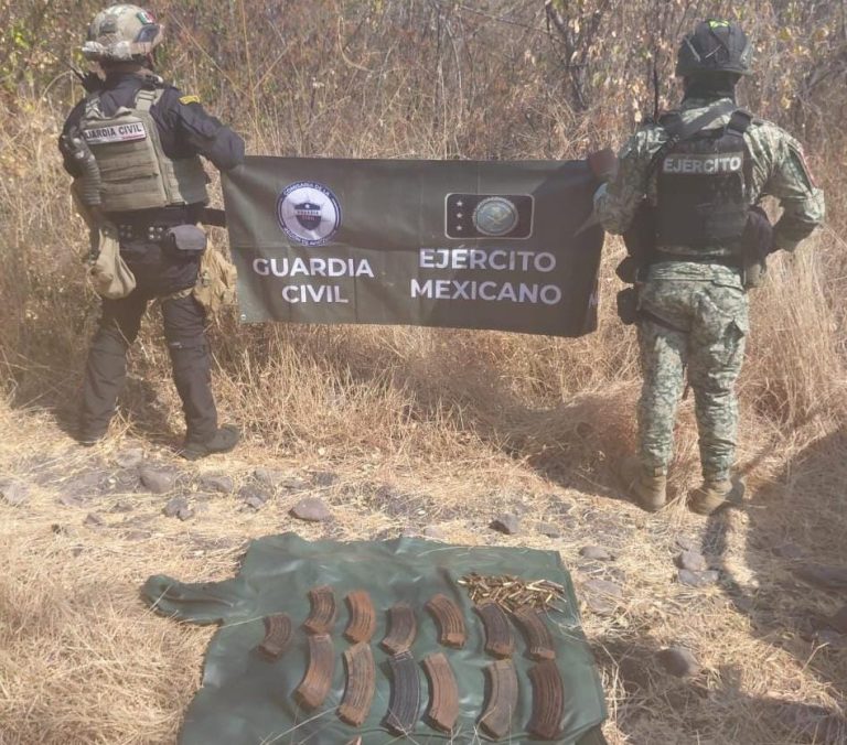 Tras el enfrentamiento, aseguran narco campamento, material bélico y vehículos, en Buenavista Tomatlán