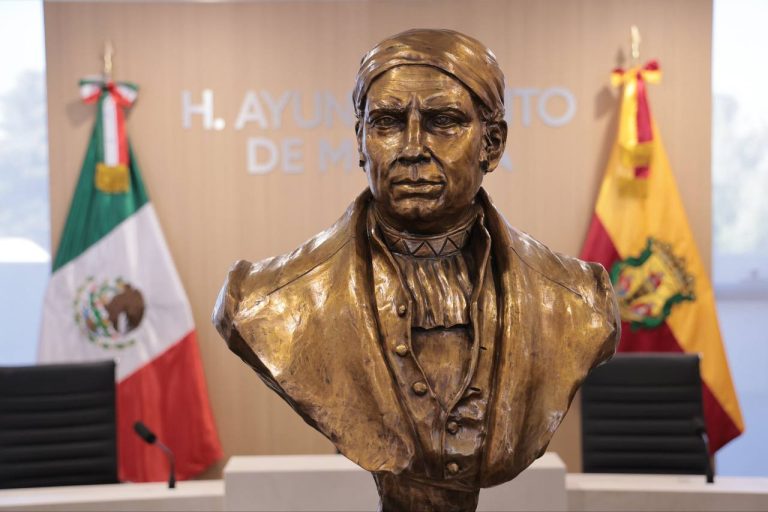 Develan busto de Morelos que será colocado en el Centro Administrativo de Morelia