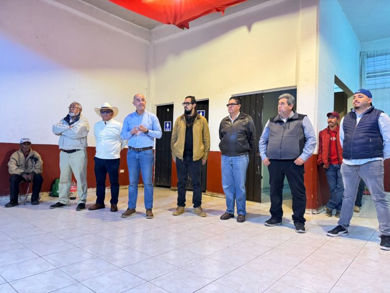 Adolfo Torres se reúne con vecinos de Santa María tras toma en instalaciones del Ooapas