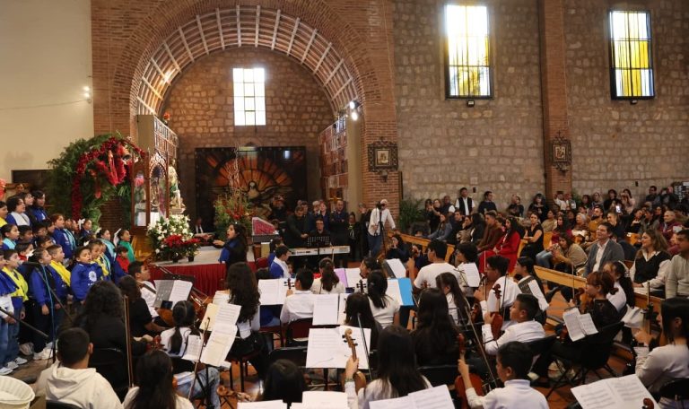 Deleitan Coros y Orquestas Infantiles de Morelia con repertorio navideño