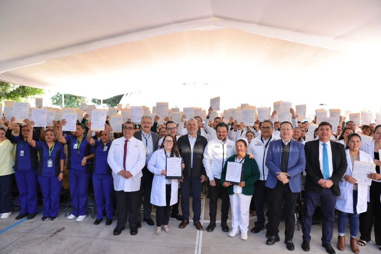 Certeza laboral para reforzar servicios de salud; Bedolla y Zoé Robledo entregan bases a 270 trabajadores del IMSS