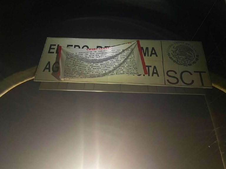 Aseguran narcomantas en el Puente Coahuayana