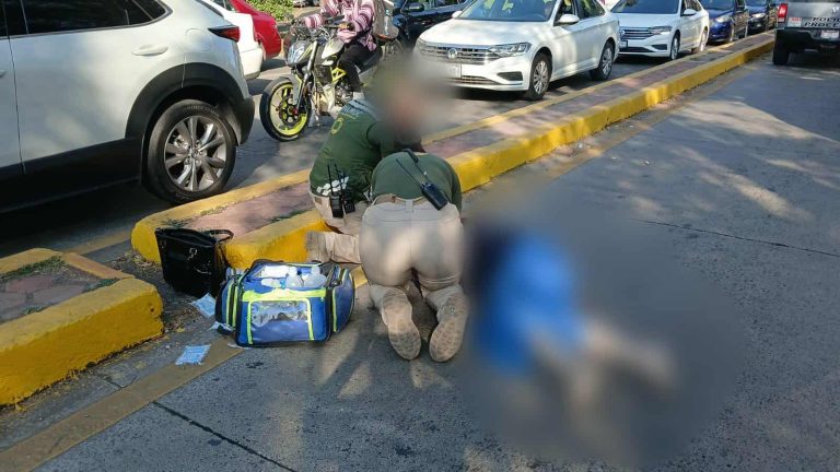 Camioneta de Seguridad Penitenciaria atropella a peatona en la Av. Camelinas de Morelia