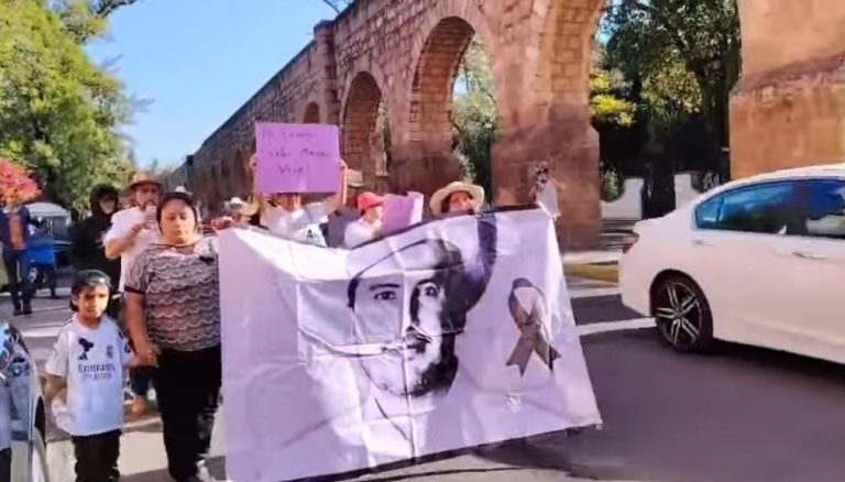 Marchan en memoria de Carlos Manzo y exigiendo que la FGE libere al joven Raúl Meza