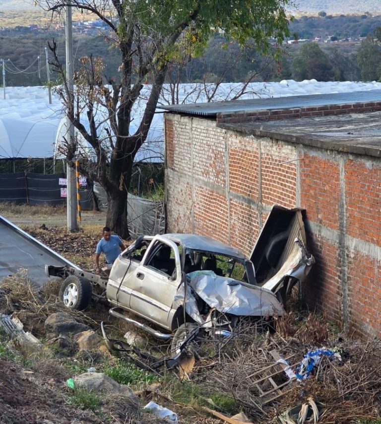Camioneta vuelca en Tangancícuaro; hay 11 lesionados