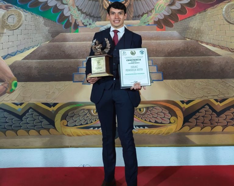 Ganan dos michoacanos el Premio Luchador Olmeca